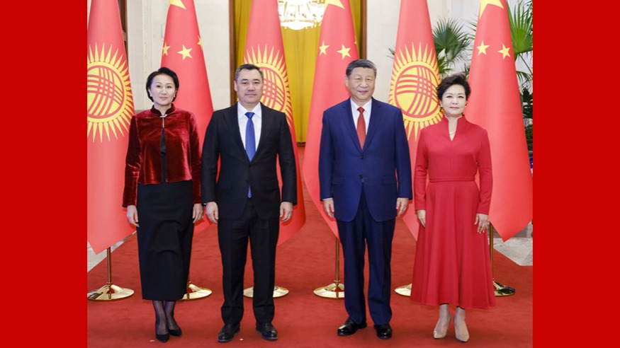 两人早已被